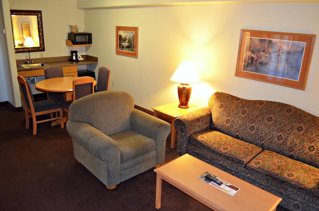 Fossil Creek Hotel & Suites Рассел Экстерьер фото