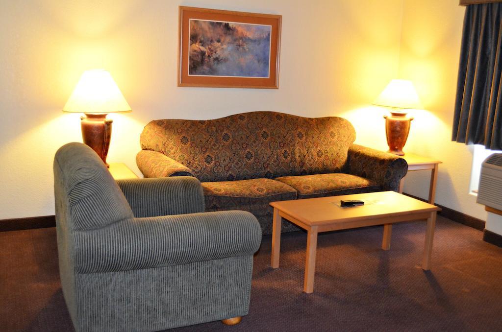 Fossil Creek Hotel & Suites Рассел Экстерьер фото