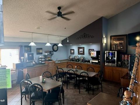 Fossil Creek Hotel & Suites Рассел Экстерьер фото