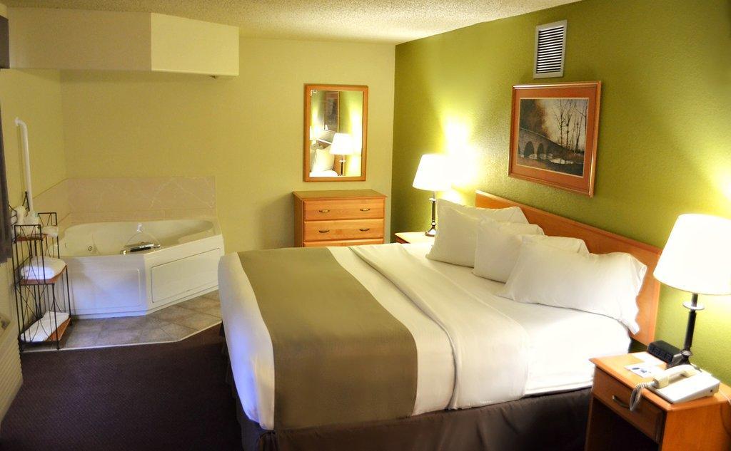 Fossil Creek Hotel & Suites Рассел Экстерьер фото