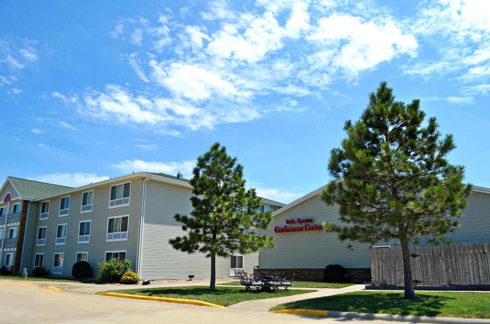 Fossil Creek Hotel & Suites Рассел Экстерьер фото